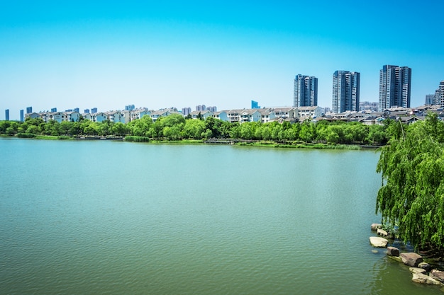 Lago con ciudad