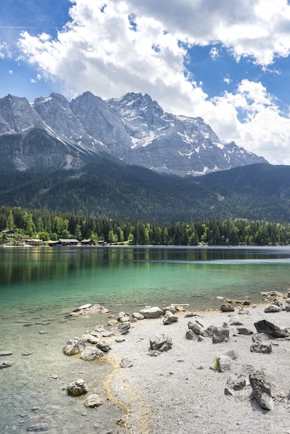 Foto gratuita lago eibsee en alemania frente a la montaña durante el día