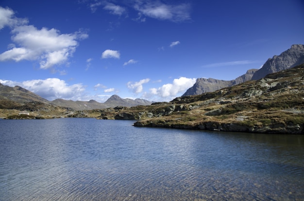 Lago escénico rodeado de montañas en un día soleado