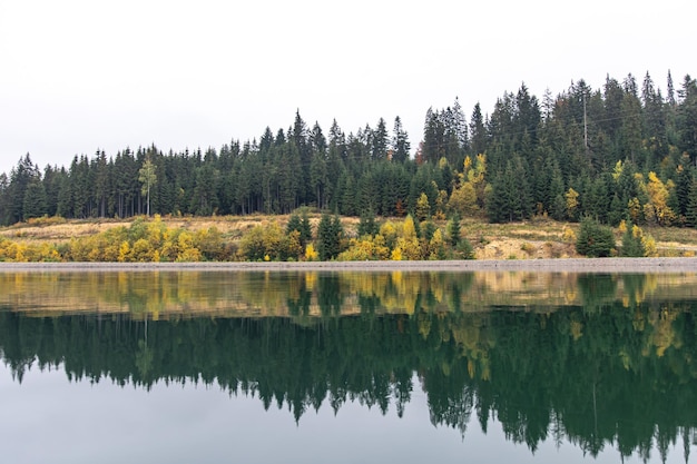 Lago de fondo natural y bosque en las montañas en otoño