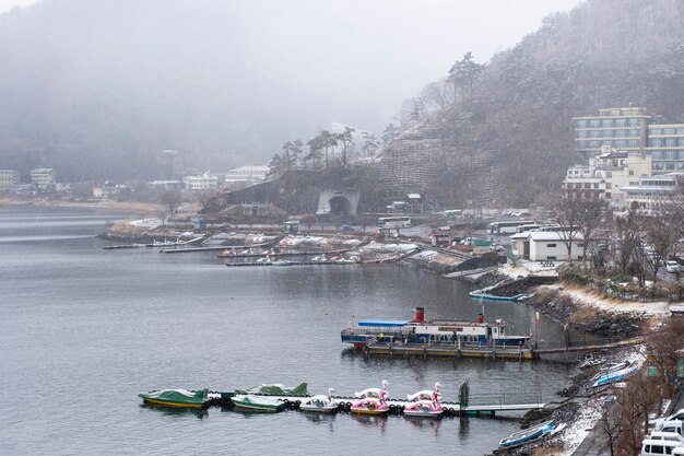 Lago kawaguchiko en temporada de nieve, Japón