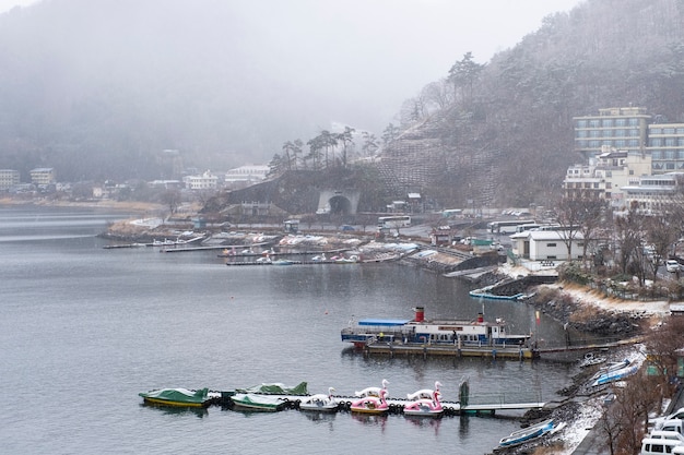 Lago kawaguchiko en temporada de nieve, Japón