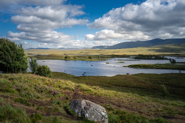 Lago Loch Tulla rodeado de montañas y prados en el Reino Unido