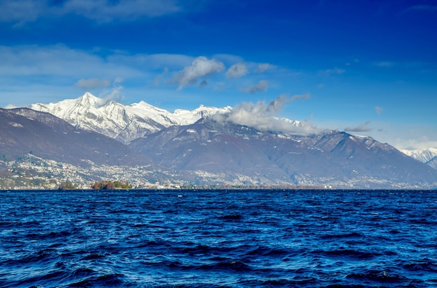 Lago Maggiore alpino con islas Brissago y montañas cubiertas de nieve en Ticino, Suiza