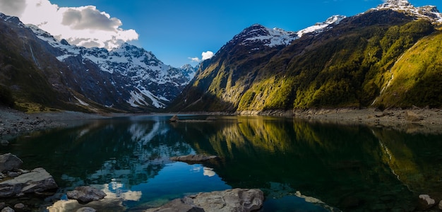 Lago Marian en la cordillera de Darran en Nueva Zelanda