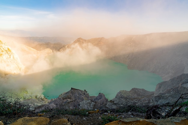 Lago en medio de un paisaje rocoso que expulsa humo