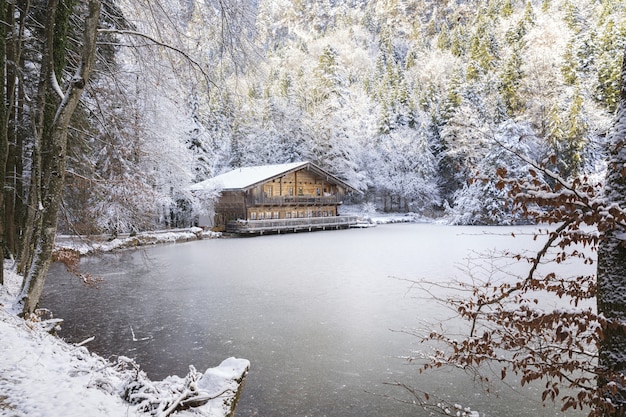 El lago de montaña aislado se congela en el invierno y crea momentos mágicos.