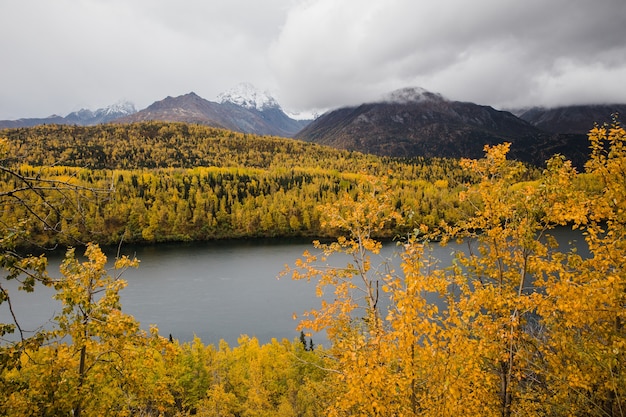 Lago de montaña glacial en paisaje otoñal en Alaska