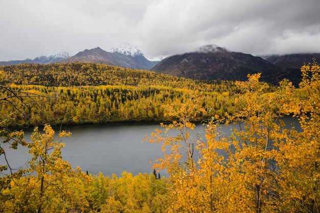 Lago de montaña glacial en paisaje otoñal en Alaska