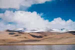 Foto gratuita lago y montaña pangong en leh ladakh, india