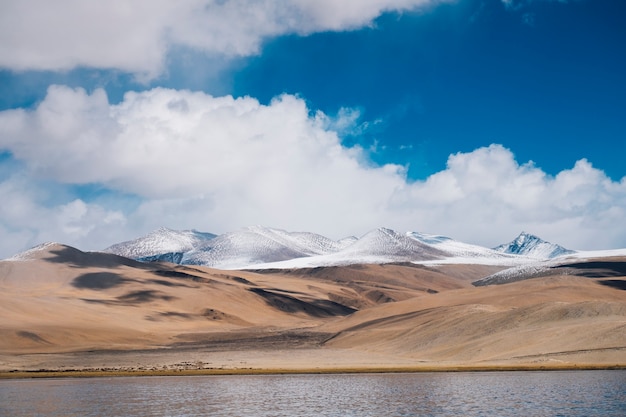 Lago y montaña Pangong en Leh Ladakh, India