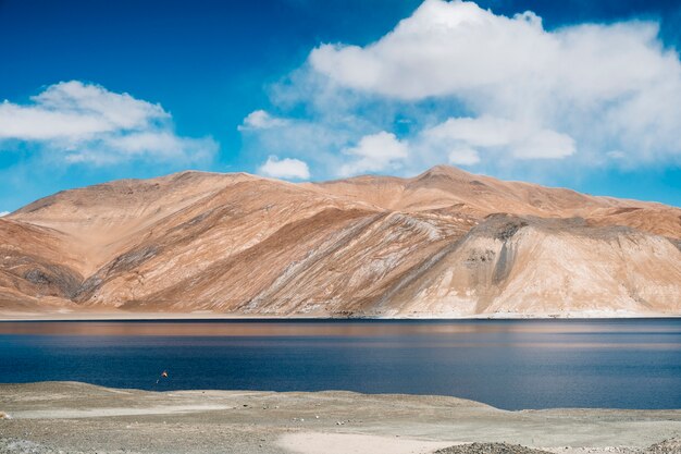 Lago y montaña Pangong en Leh Ladakh, India