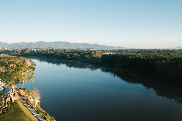 Lago y montaña en Tailandia