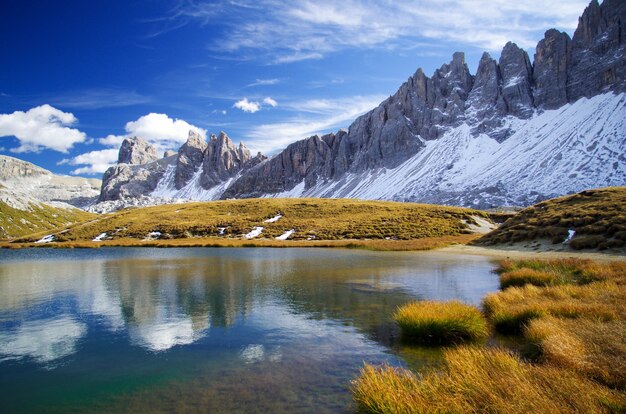 Lago en las montañas de los alpes suizos