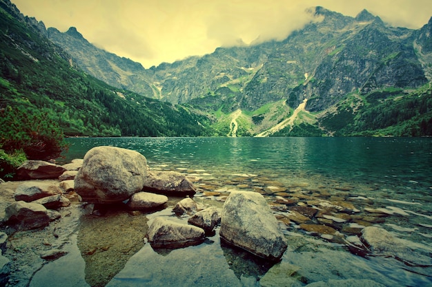 Lago en las montañas.