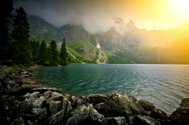 Lago en las montañas.