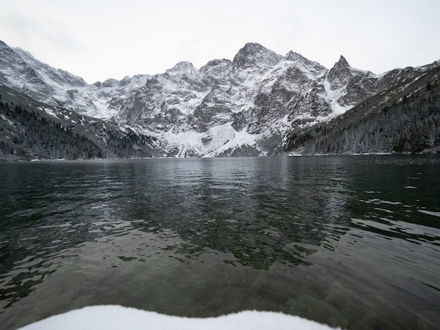 Lago Morskie Oko rodeado por las montañas Tatra en Polonia