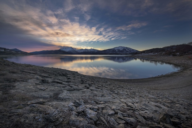 Lago con orilla rocosa