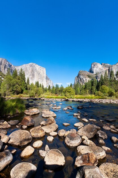 Lago en el Parque Nacional Yosemite en California, EE. UU.
