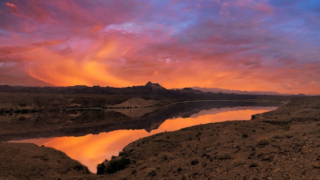 Lago en la pradera al atardecer