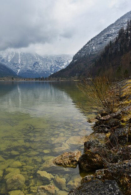 Lago reflejando montañas