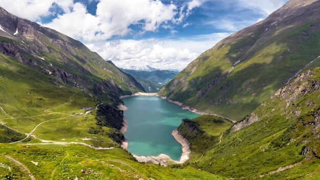 Lago rodeado de colinas y vegetación en los embalses de alta montaña de Kaprun, Austria