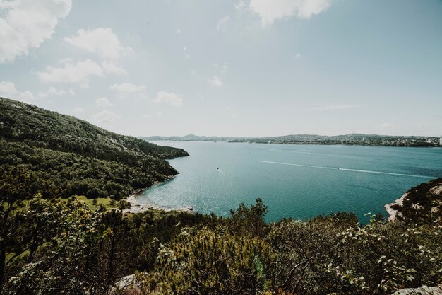 Lago rodeado de paisaje rocoso