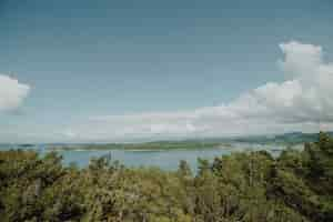 Foto gratuita lago rodeado de paisaje rocoso