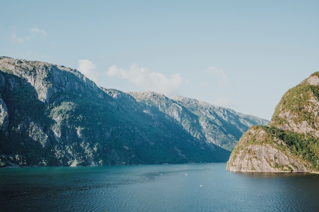 Lago rodeado de paisaje rocoso