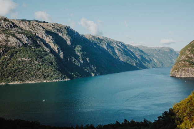 Lago rodeado de paisaje rocoso