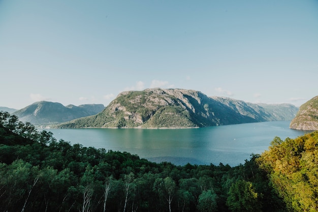 Lago rodeado de paisaje rocoso