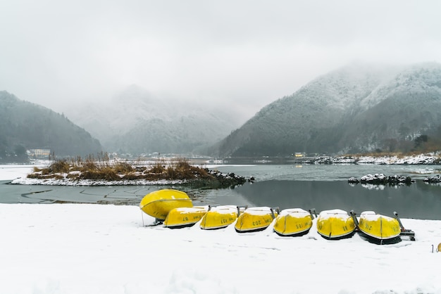 Foto gratuita lago shoji japón. vista de invierno hermoso blanco