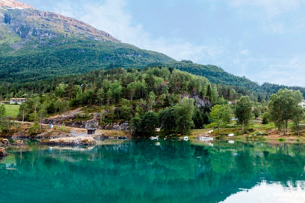 Lago tranquilo cerca del paisaje de montaña.