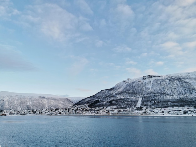 Lago en Tromso bajo cielo nublado