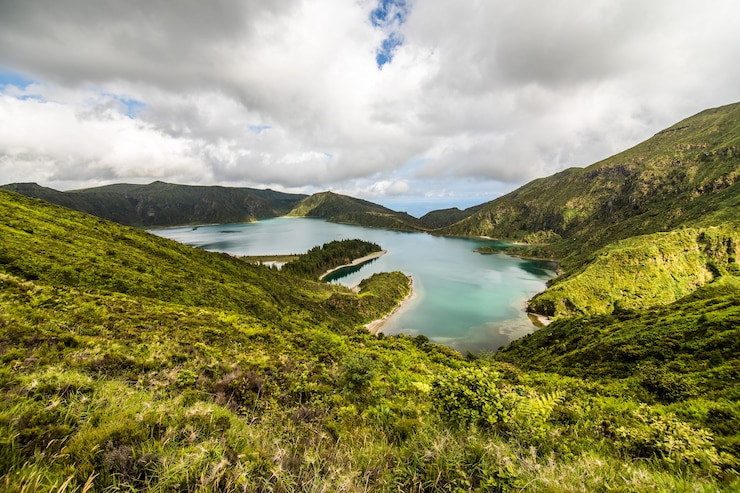 Foto gratuito lagoa do fogo, un lago volcánico en sao miguel, isla azores bajo las espectaculares nubes