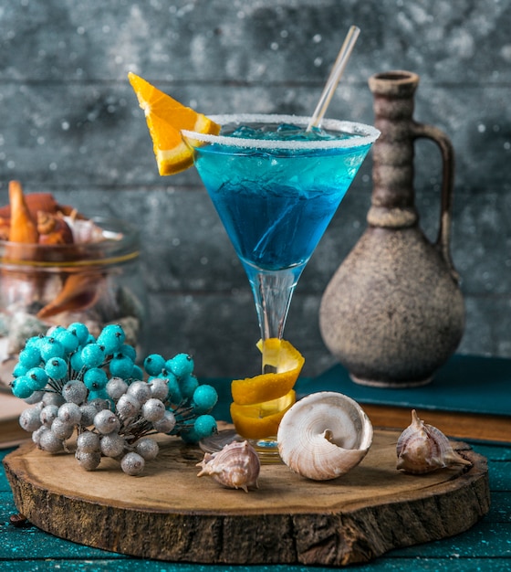 laguna azul en copa de martini adornada con una rodaja de naranja