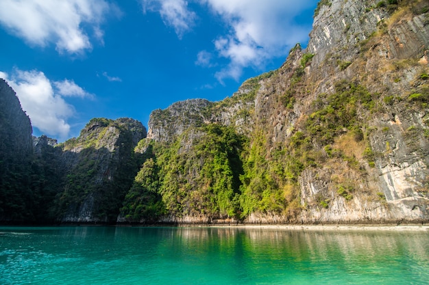 Foto gratuita laguna azul de pileh en la isla de phi phi, tailandia.