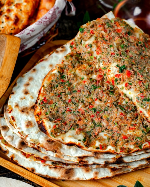 Lahmacun de carne sobre la mesa