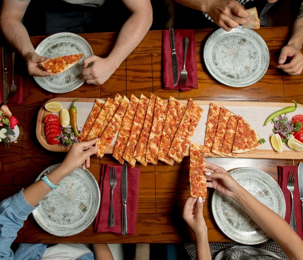 Lahmacun nacional turco con verduras