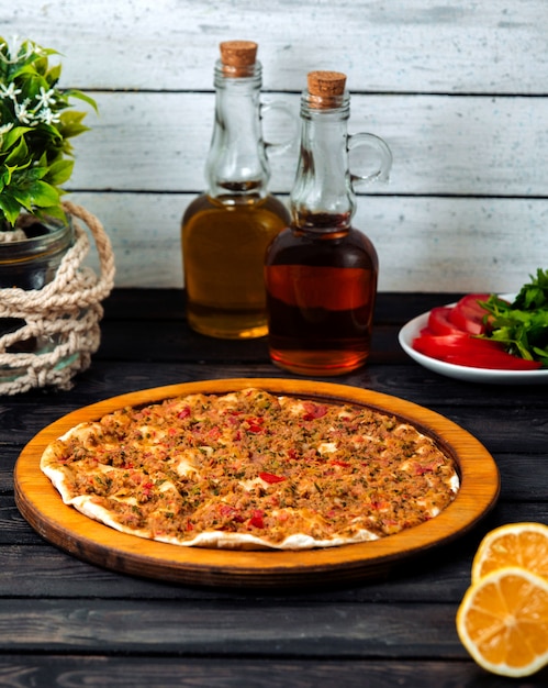 Lahmacun picante sobre la mesa