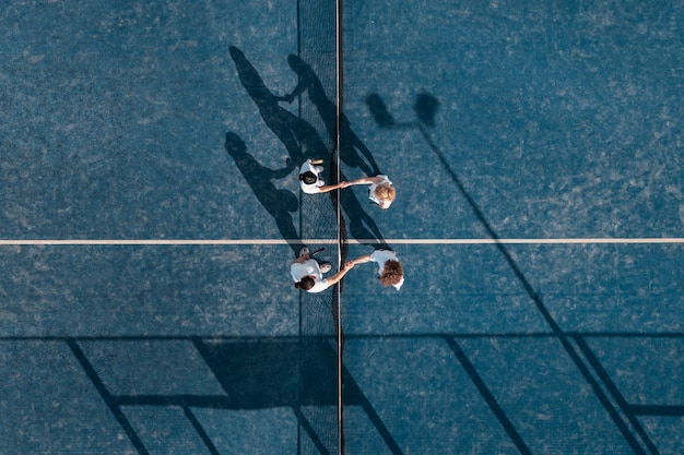 Laicos planos jugando al pádel