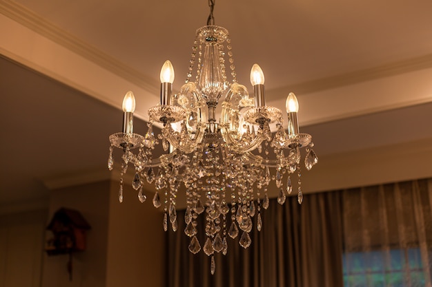 Lampara De Arana De Cristal En El Techo En El Comedor Ajuste De La Imagen En Un Tono De Lujo Decoracion Vintage Elegante Y Contemporaneo Concepto Interior Foto Premium