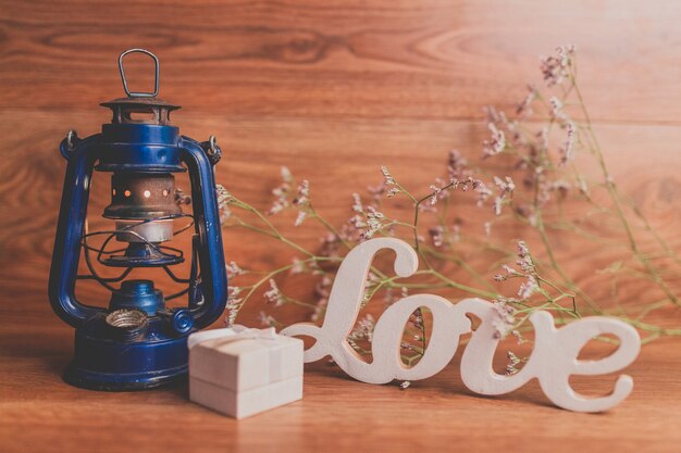 Lámpara azul de aceite, caja de regalo y letras de "love"