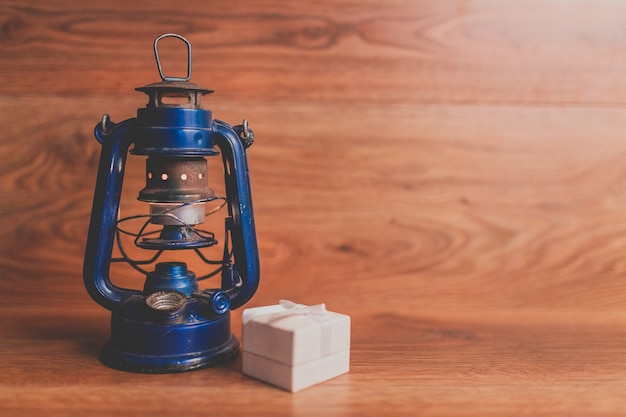 Foto gratuita lámpara azul de aceite y una caja de regalo