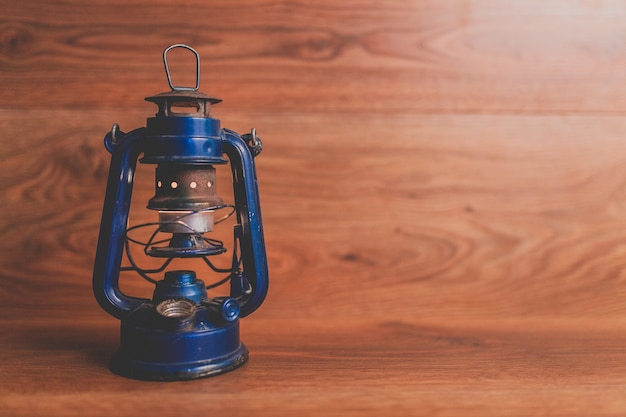 Lámpara azul de aceite en un fondo de madera