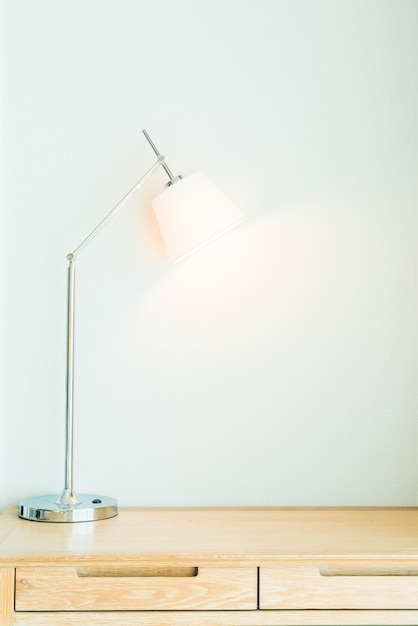 Foto gratuita lámpara de escritorio blanca