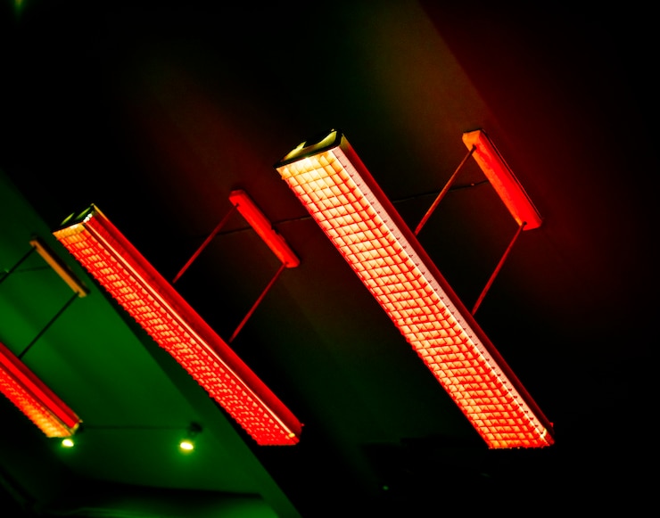 Foto gratuito lámpara fluorescente roja colgando del techo