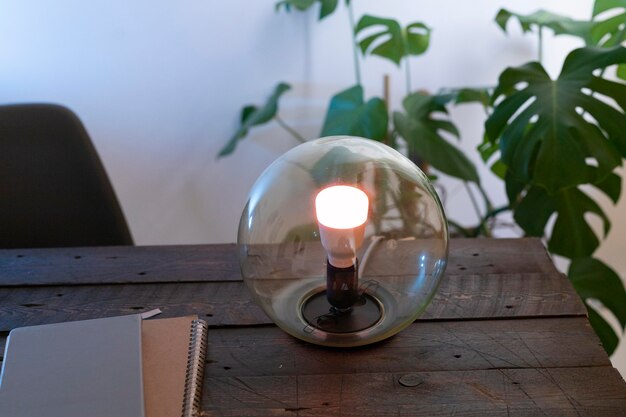 Lámpara inteligente en la disposición de la mesa.