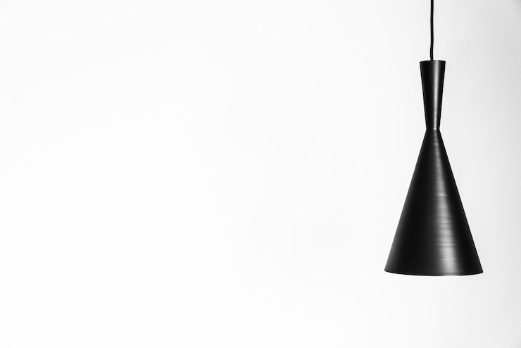 Foto gratuito lámpara de luz en la pared blanca