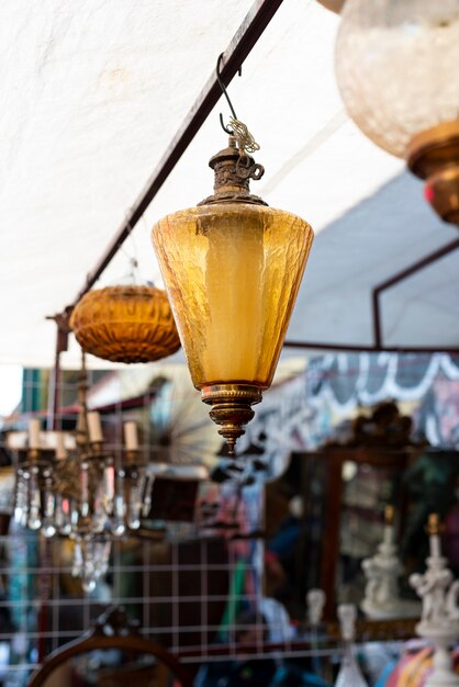 Lámparas antiguas en el mercado de segunda mano